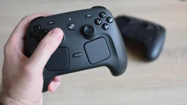 Steam-Controller-in-hand_n0ga3aL.webp